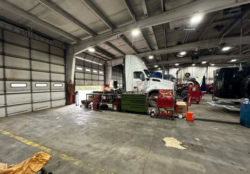 635 Viox Dr, Erlanger, KY for sale - Interior Photo - Image 2 of 22