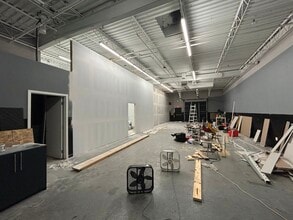 350-370 Lexington Dr, Buffalo Grove, IL for lease Interior Photo- Image 2 of 3