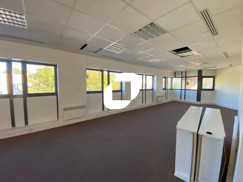 39 Avenue Des 3 Peuples, Montigny-le-Bretonneux for lease - Interior Photo - Image 3 of 17