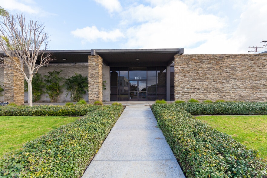 1803-1811 Carnegie Ave, Santa Ana, CA for lease - Building Photo - Image 1 of 4