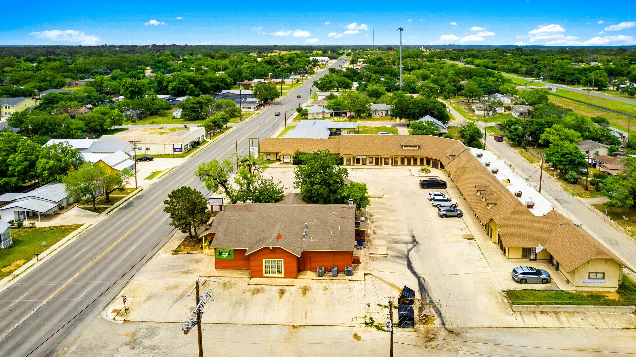 300 N Teel Dr, Devine, TX for sale Building Photo- Image 1 of 1