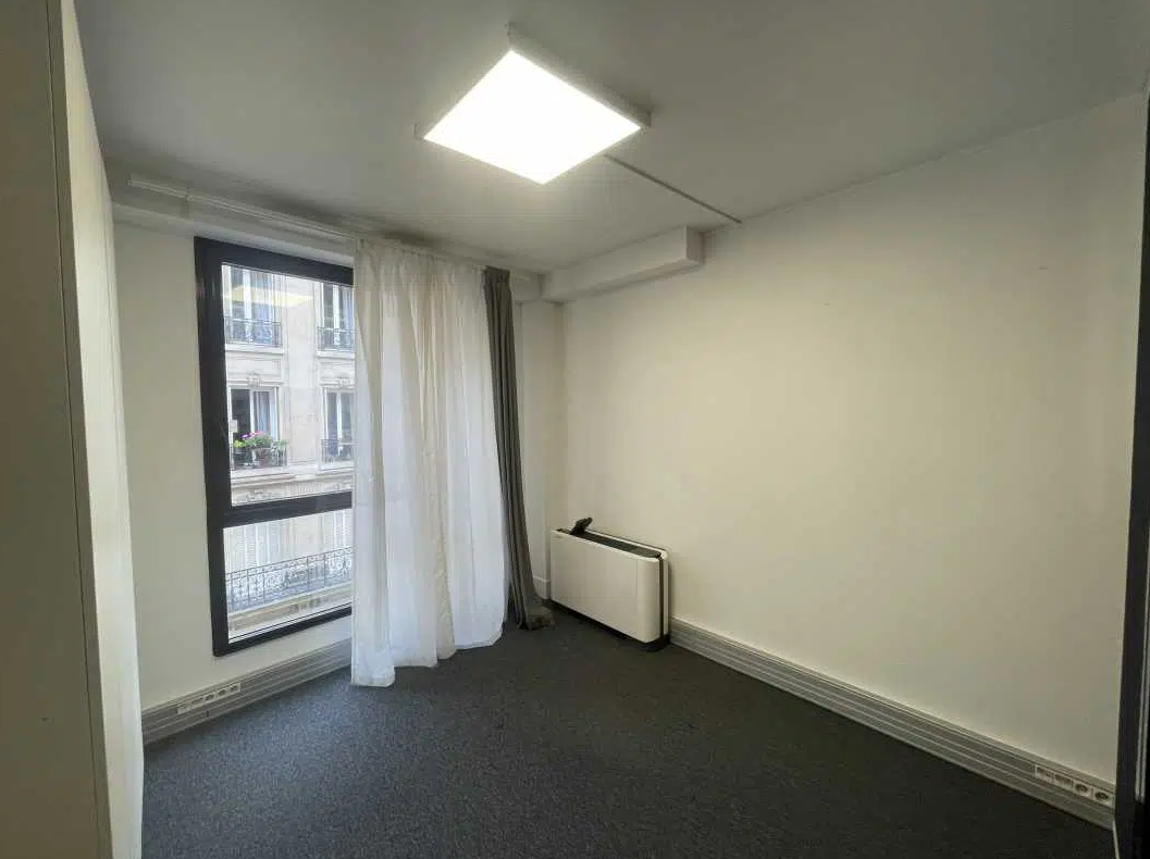 Office in Paris for lease Interior Photo- Image 1 of 7