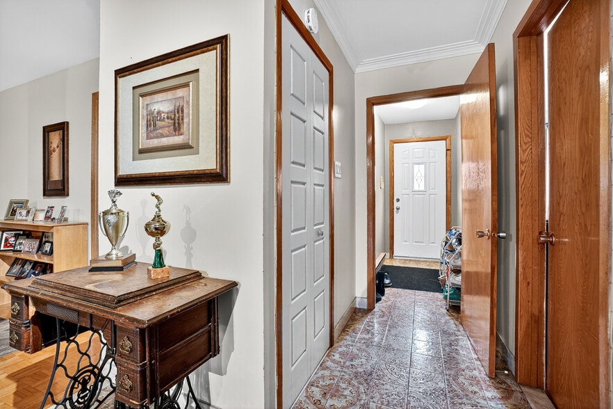 31 Rue Northview, Montréal-Ouest, QC for sale - Interior Photo - Image 2 of 9