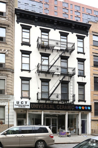 231-233 E 33rd St, New York, NY for lease - Building Photo - Image 1 of 4