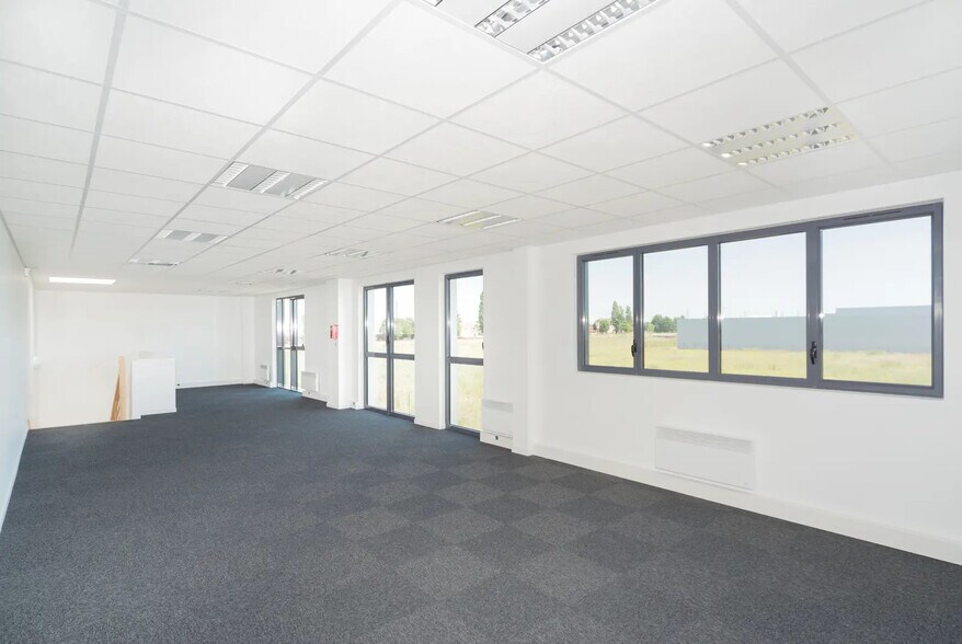 Flex in Lieusaint for lease - Interior Photo - Image 3 of 4