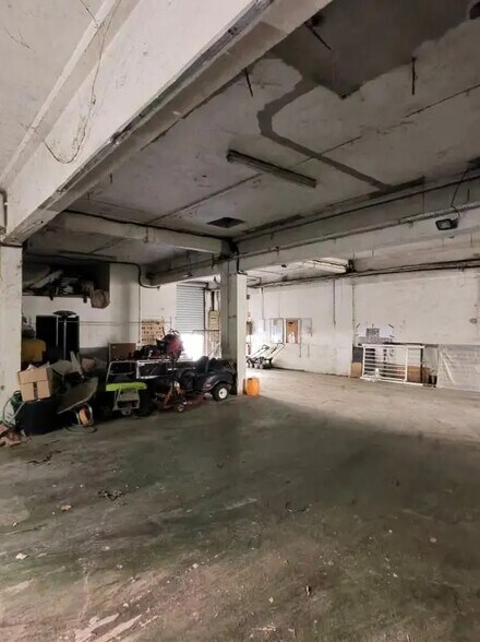 Industrial in Marseille for sale - Interior Photo - Image 1 of 6