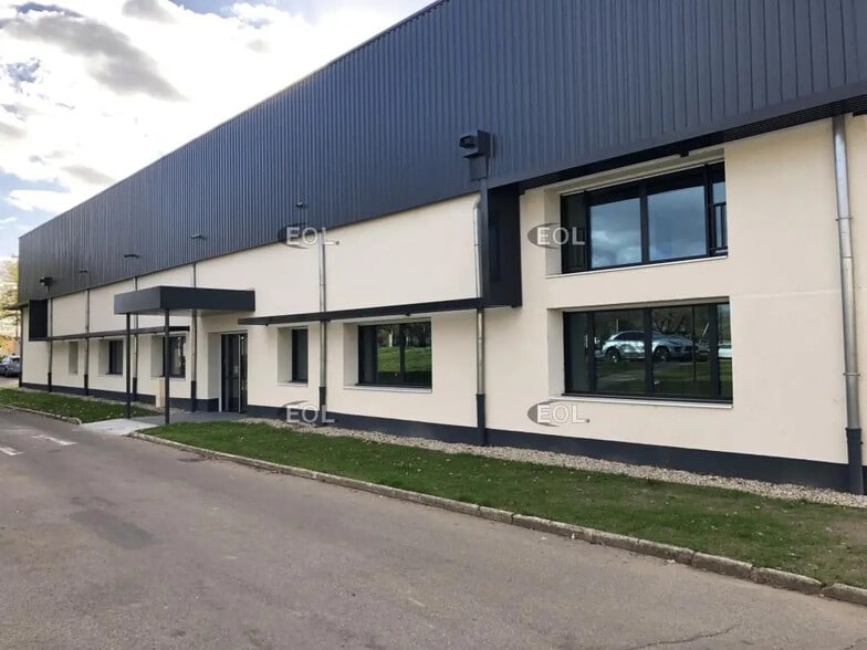 Office in Vénissieux for lease - Building Photo - Image 1 of 9