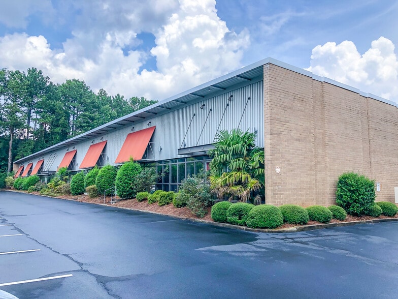 2364-2378 John Glenn Dr, Chamblee, GA for lease - Building Photo - Image 1 of 4