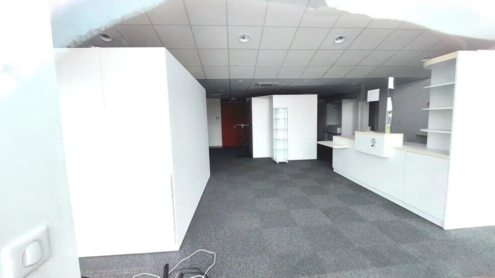 Retail in Poitiers for lease - Interior Photo - Image 3 of 3