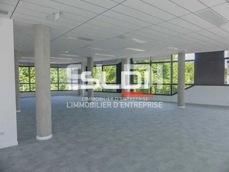 Office in Champagne-au-Mont-d'Or for lease - Building Photo - Image 3 of 10