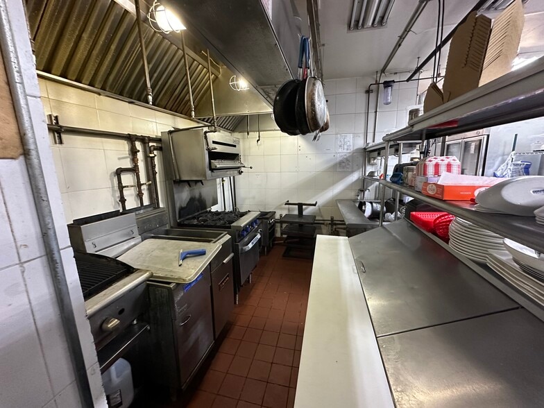 1621 Lexington Ave, New York, NY for lease - Building Photo - Image 3 of 5