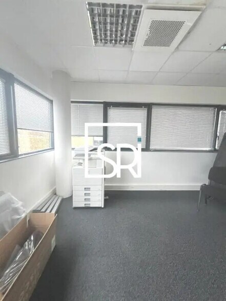 Office in Cournon-d'Auvergne for lease - Interior Photo - Image 2 of 12