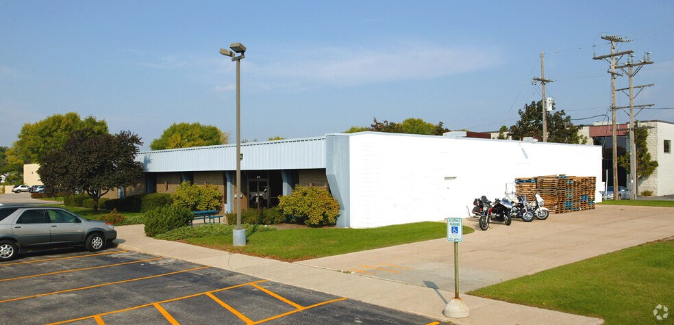 8970 N 55th St, Milwaukee, WI for lease - Building Photo - Image 2 of 4