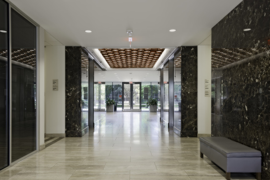 10777 Northwest Fwy, Houston, TX for lease - Lobby - Image 3 of 6