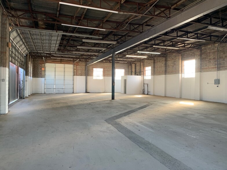 1938 Singleton Blvd, Dallas, TX for lease - Interior Photo - Image 3 of 4