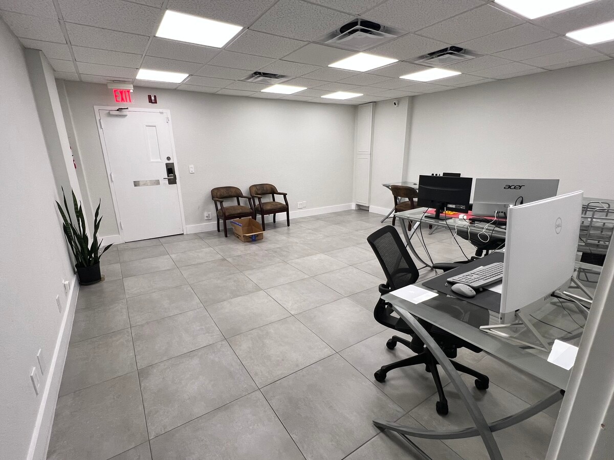 3015 N Ocean Blvd, Fort Lauderdale, FL 33308 - Unit C106 - - Interior Photo - Image 1 of 4