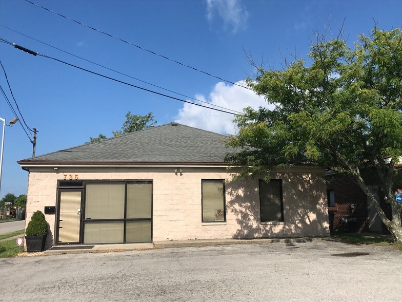 735 Red Mile Rd, Lexington, KY 40504