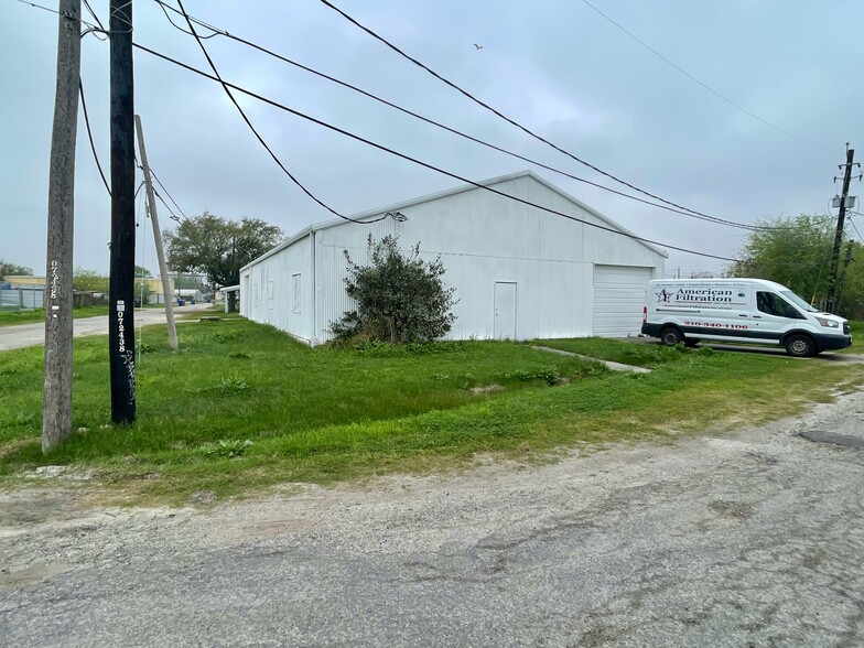 601 Lily St, Corpus Christi, TX for lease - Building Photo - Image 2 of 5