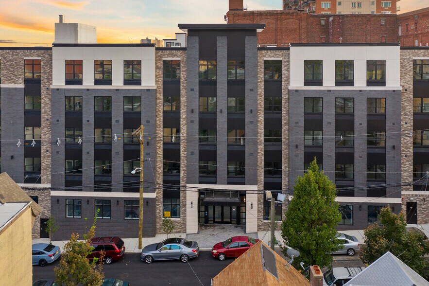 121 34th St, Union City, NJ 07087