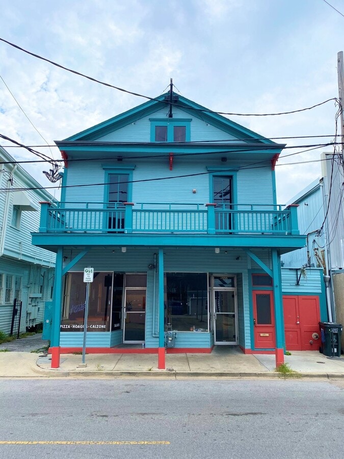 82278229 Oak St, New Orleans, LA 70118