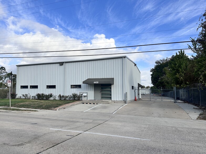 4430 Pinemont Dr, Houston, TX for lease - Building Photo - Image 1 of 6