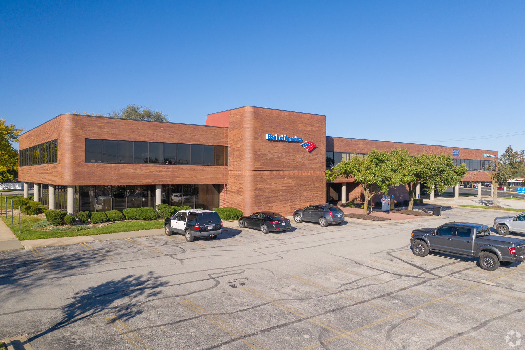 8320 N Oak Tfwy, Kansas City, MO for lease Building Photo- Image 1 of 16