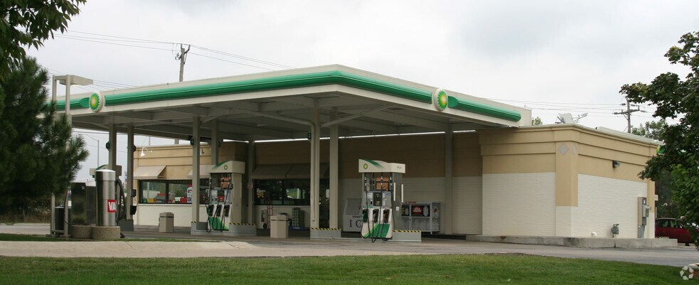 2675 Sun Valley Dr, Delafield, WI for sale - Primary Photo - Image 1 of 1