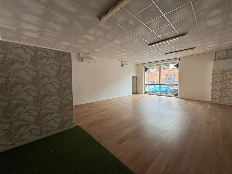 Retail in L'ISLE-JOURDAIN for lease - Interior Photo - Image 3 of 6