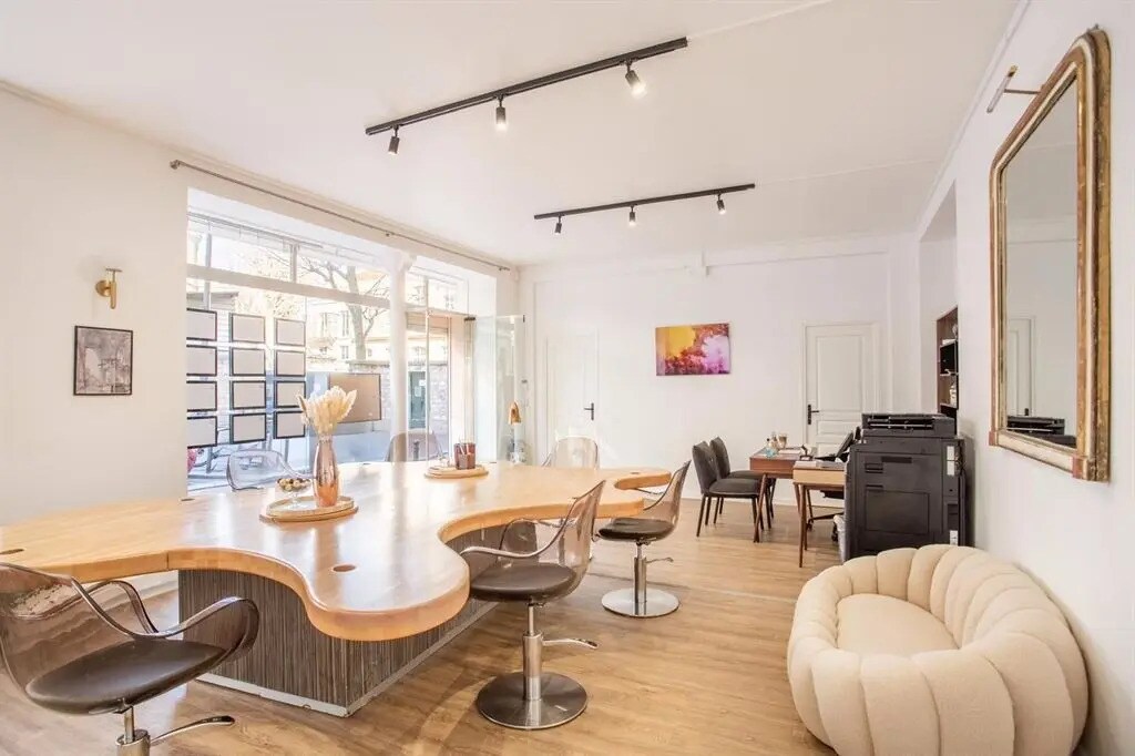 Retail in Paris for lease Building Photo- Image 1 of 6