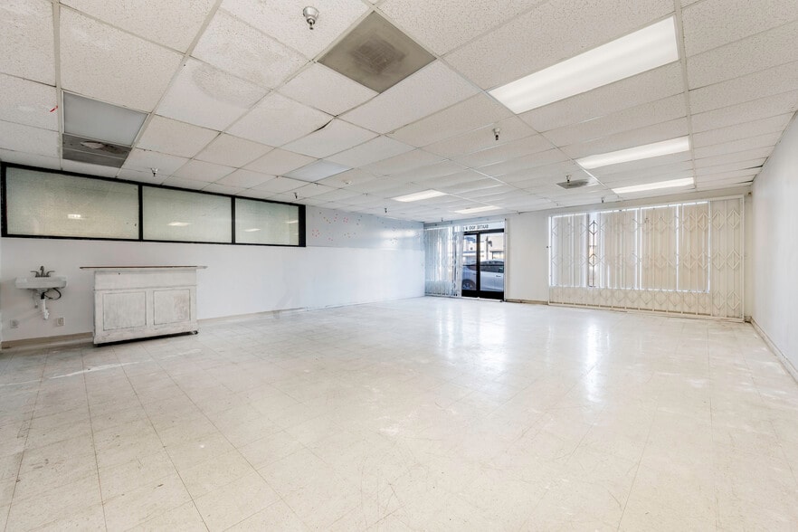 2338 E Anaheim St, Long Beach, CA for lease - Building Photo - Image 3 of 15