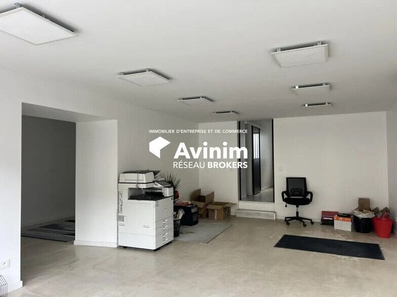 Retail in La Verpillière for lease - Interior Photo - Image 1 of 7