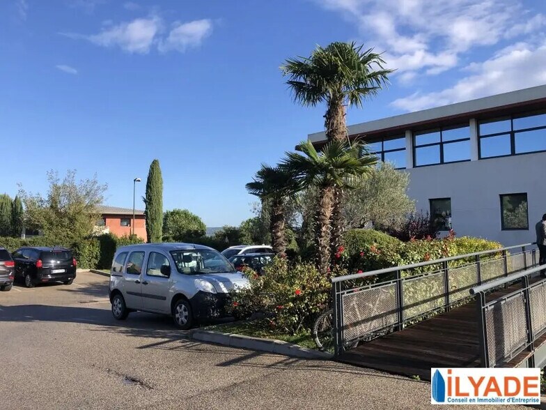 Office in Aix-en-Provence for lease - Building Photo - Image 1 of 3