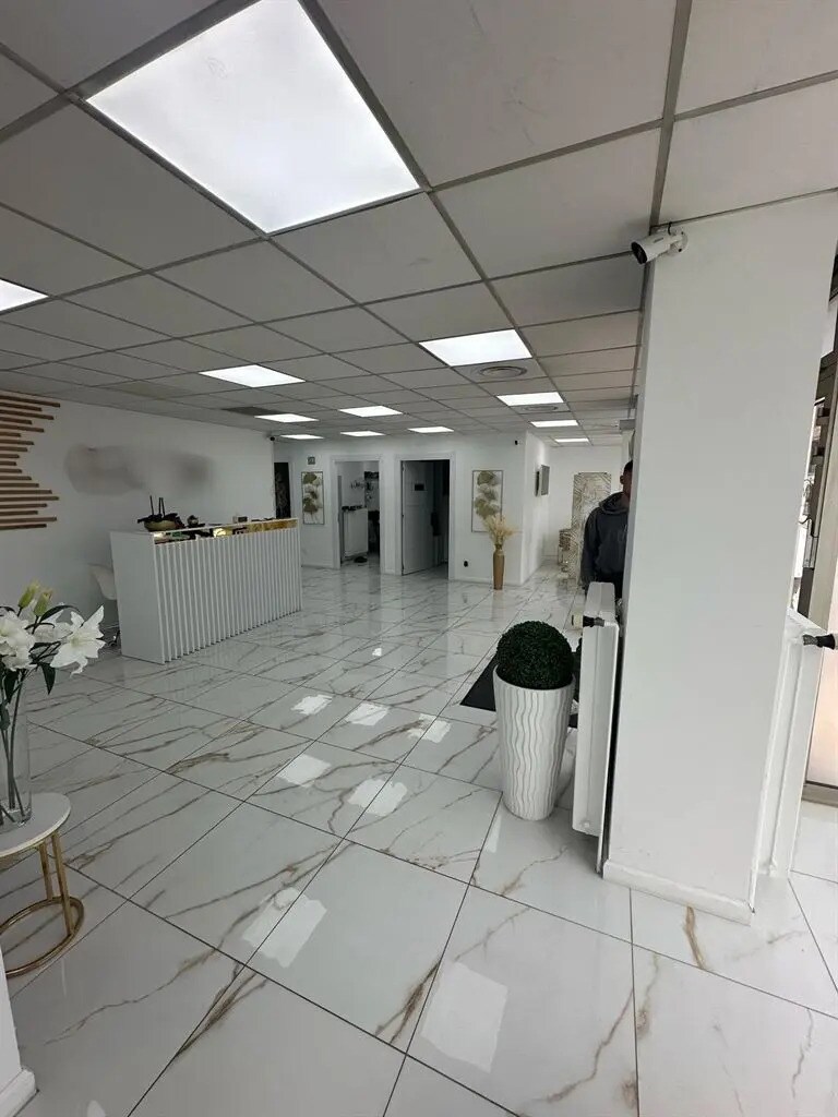 Retail in Saint-Maur-des-Fossés for lease Interior Photo- Image 1 of 7