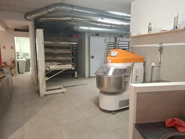 Retail in La Seyne-sur-Mer for lease - Building Photo - Image 2 of 2