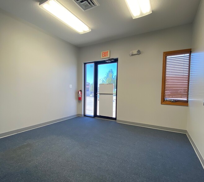 1014 Ekstam Dr, Bloomington, IL for lease - Building Photo - Image 3 of 22