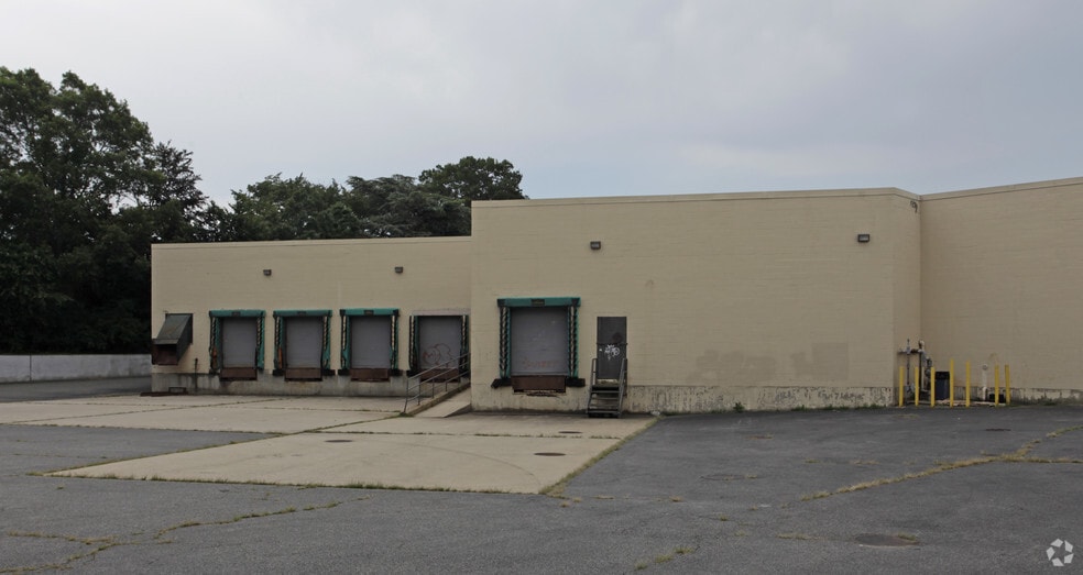 655 E Main St, East Patchogue, NY for lease - Building Photo - Image 2 of 11