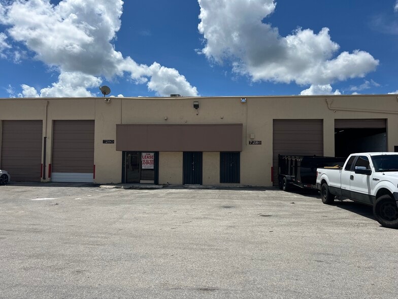 7282-7302 NW 70th St, Miami, FL for lease - Building Photo - Image 1 of 13