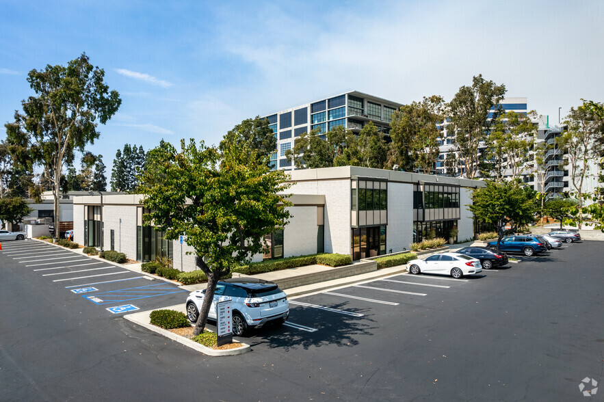 5800-5860 Hannum Ave, Los Angeles, CA for lease - Building Photo - Image 2 of 18