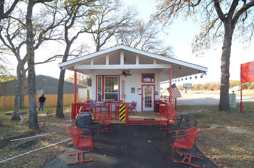100 Live Oak St, Azle, TX for sale - Building Photo - Image 1 of 1