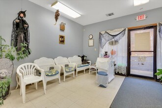 325 Chamberlain Hwy, Meriden, CT for lease Interior Photo- Image 2 of 6