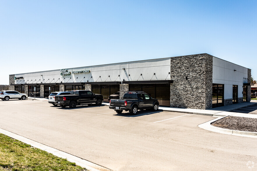 8630 N Green Hills Rd, Kansas City, MO for lease - Building Photo - Image 2 of 4