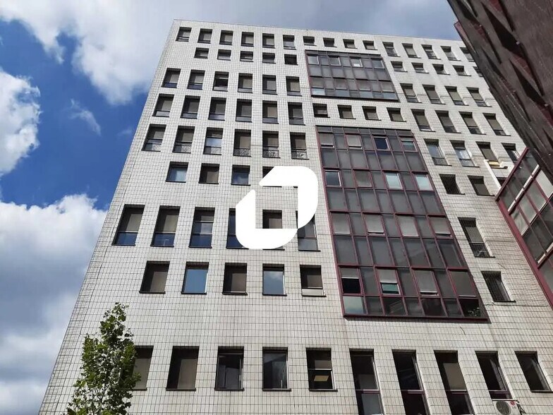 1-3 Place Charles De Gaulle, Montigny-le-Bretonneux for sale - Building Photo - Image 1 of 11