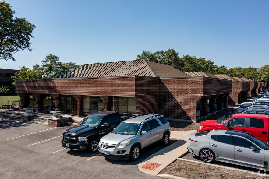 1S376 Summit Ave, Oakbrook Terrace, IL 60181