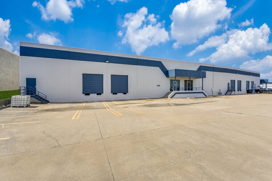 2556-2564 W Commerce St, Dallas, TX for lease - Building Photo - Image 2 of 7