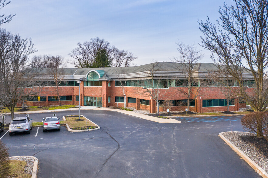 18 Campus Blvd, Newtown Square, PA for lease - Building Photo - Image 1 of 14