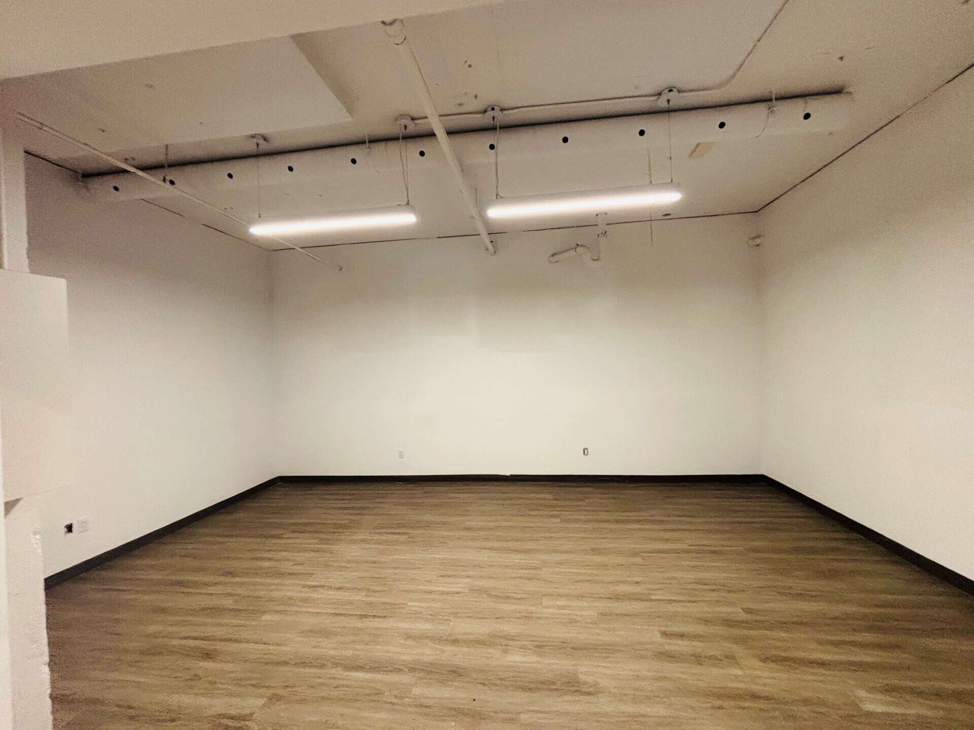 9090 Av Du Parc, Montréal, QC for lease Interior Photo- Image 1 of 11