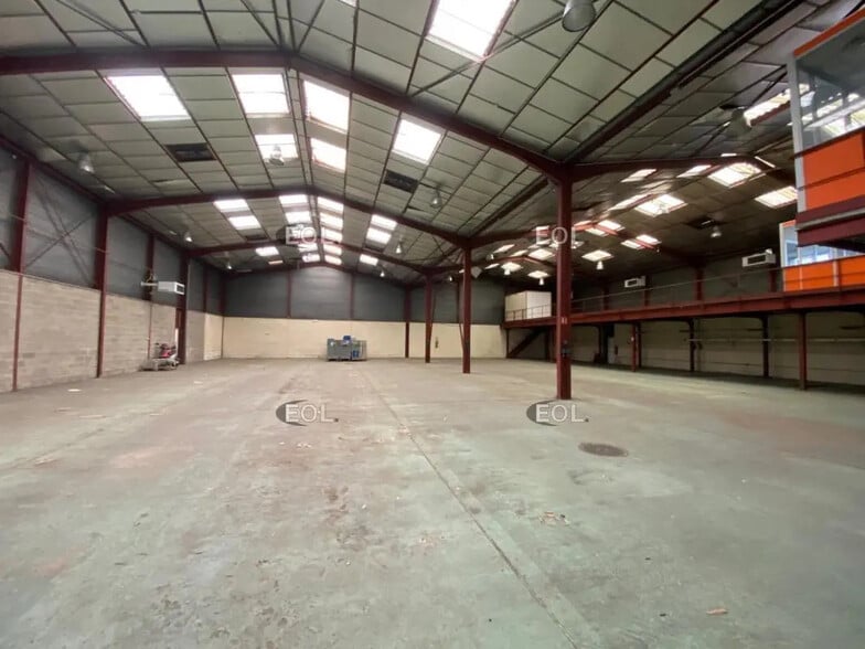 Flex in Andilly for lease - Interior Photo - Image 3 of 7