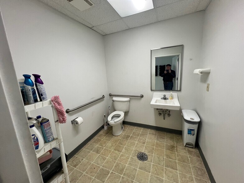 1365 W Bloomfield Rd, Bloomington, IN for lease - Interior Photo - Image 2 of 20