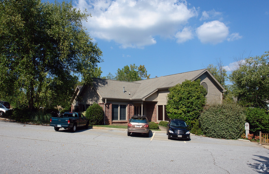 2510 Wade Hampton Blvd, Greenville, SC for lease - Building Photo - Image 3 of 11