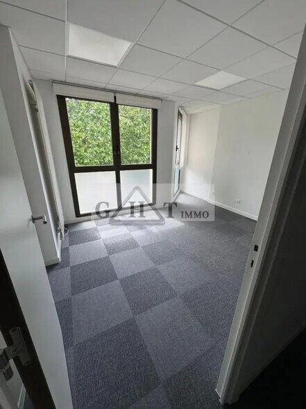 Retail in Le Perreux-sur-Marne for lease - Interior Photo - Image 3 of 14